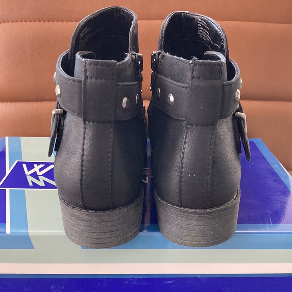 NWB Ankle Boots- Size 6 - Picture 2 of 12